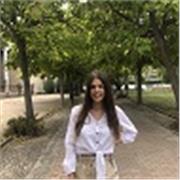 Profesora de inglés que imparte clase a todas las edades